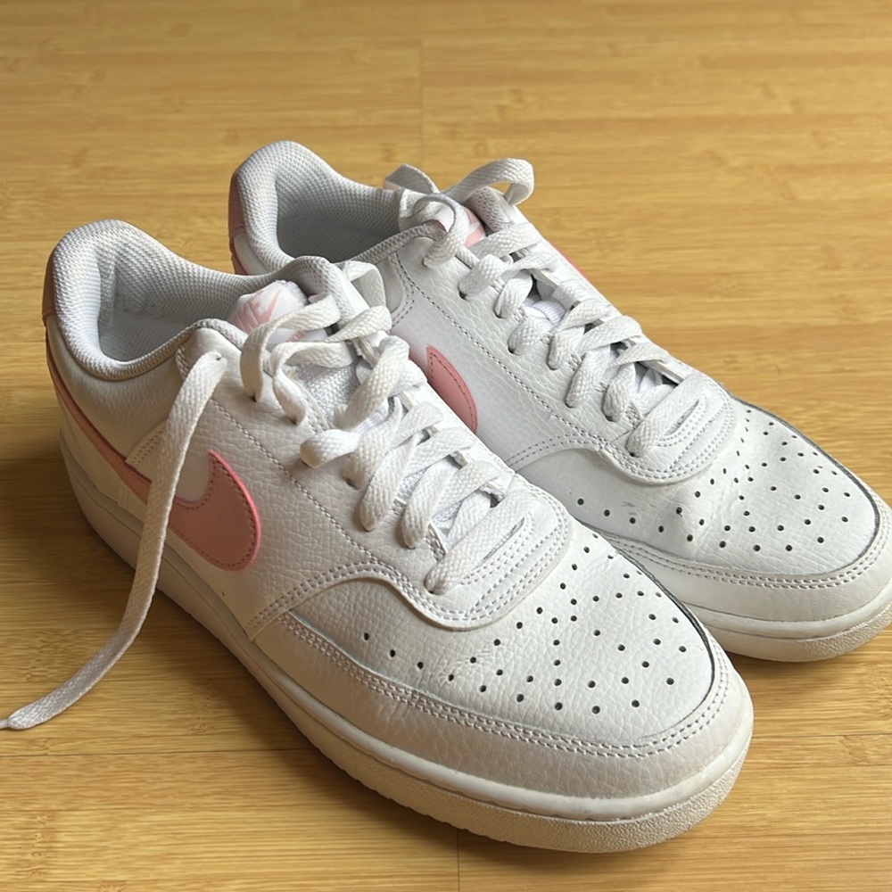 Nike size 9.5 smoke free home